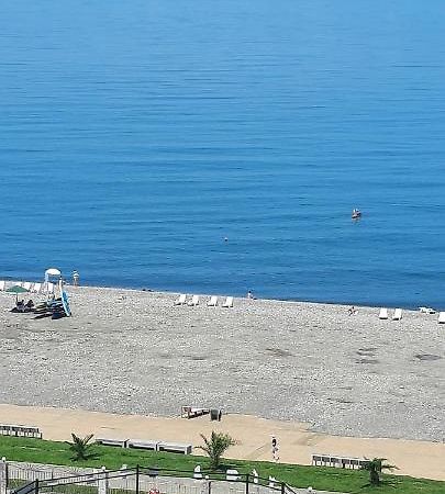 Apartment Desi With Sea View On The Beach In Batoemi Buitenkant foto