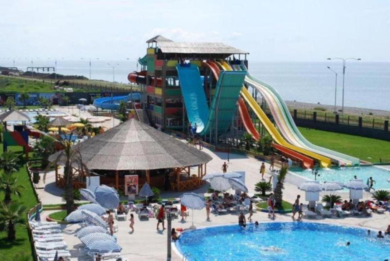 Apartment Desi With Sea View On The Beach In Batoemi Buitenkant foto