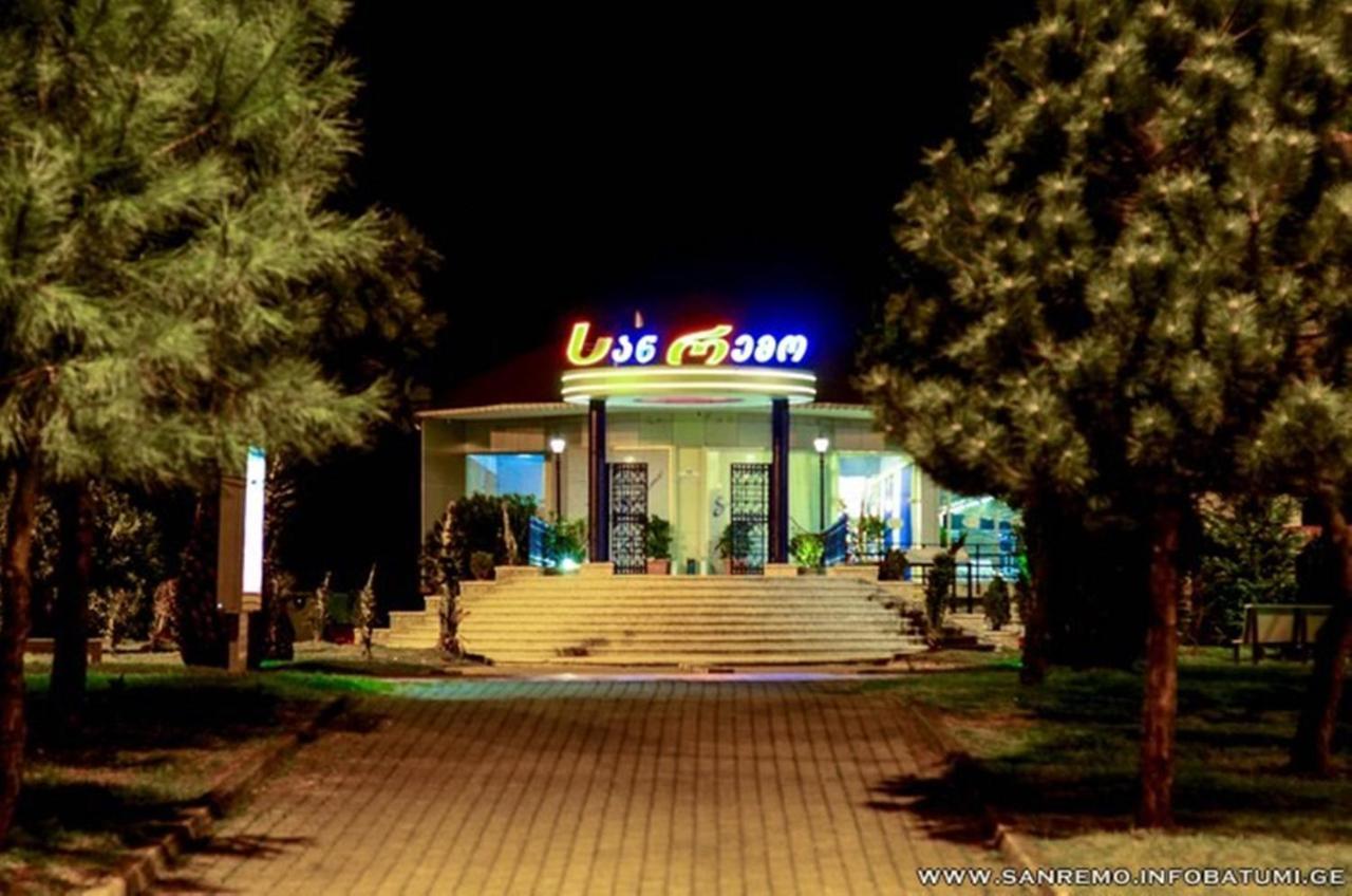Apartment Desi With Sea View On The Beach In Batoemi Buitenkant foto