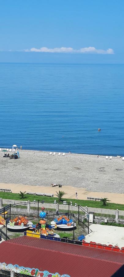 Apartment Desi With Sea View On The Beach In Batoemi Buitenkant foto