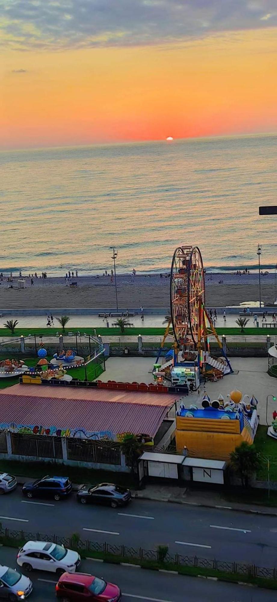 Apartment Desi With Sea View On The Beach In Batoemi Buitenkant foto